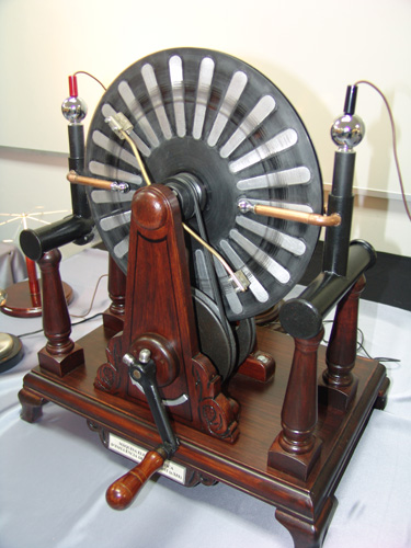 23 Màquina electrostàtica d'inflència Wimshurst