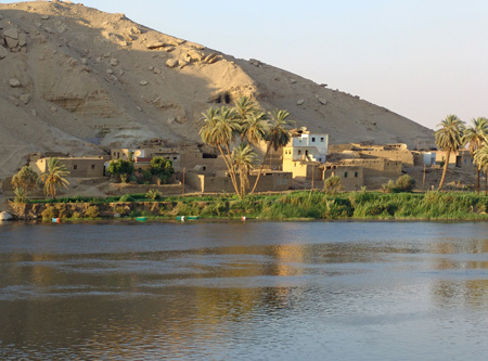 Nil 66 Poblat al peu de la muntanya