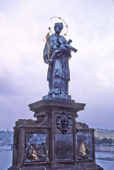 PRAGA 073 Sants en el Pont Carlos IV