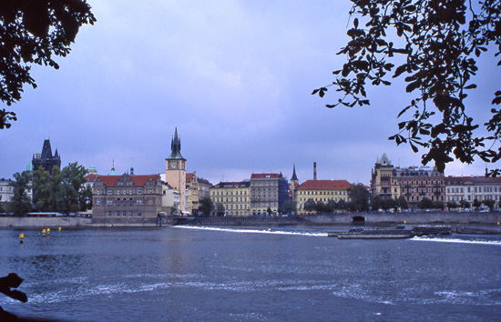 PRAGA 079 La riba del riu des de l'illla.